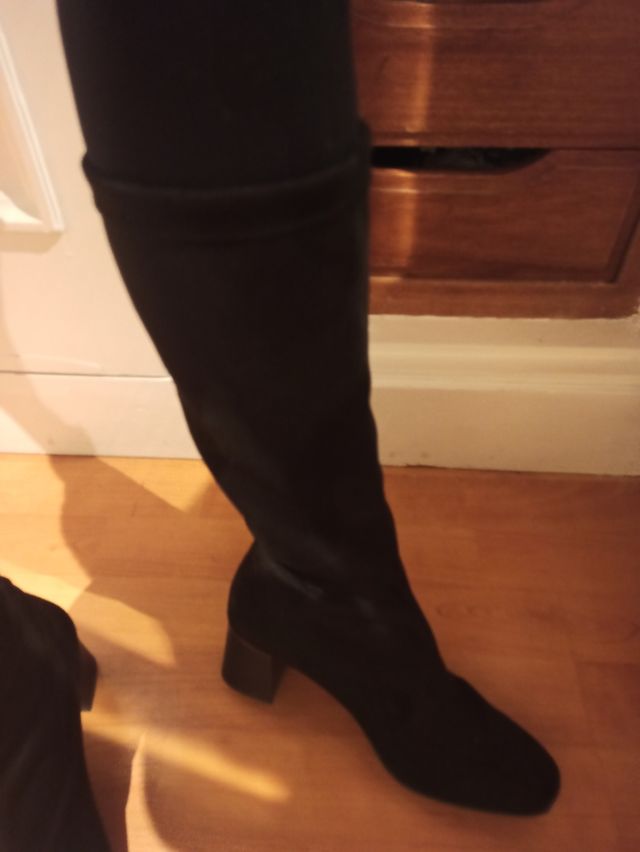 Bota ante elástica negra nueva