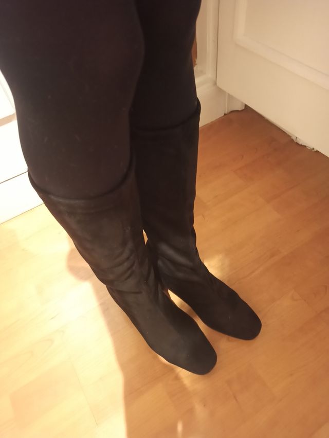 Bota ante elástica negra nueva