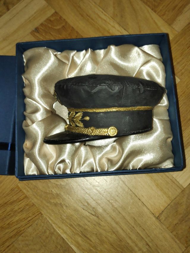 Renfe pisapapeles en forma de gorra