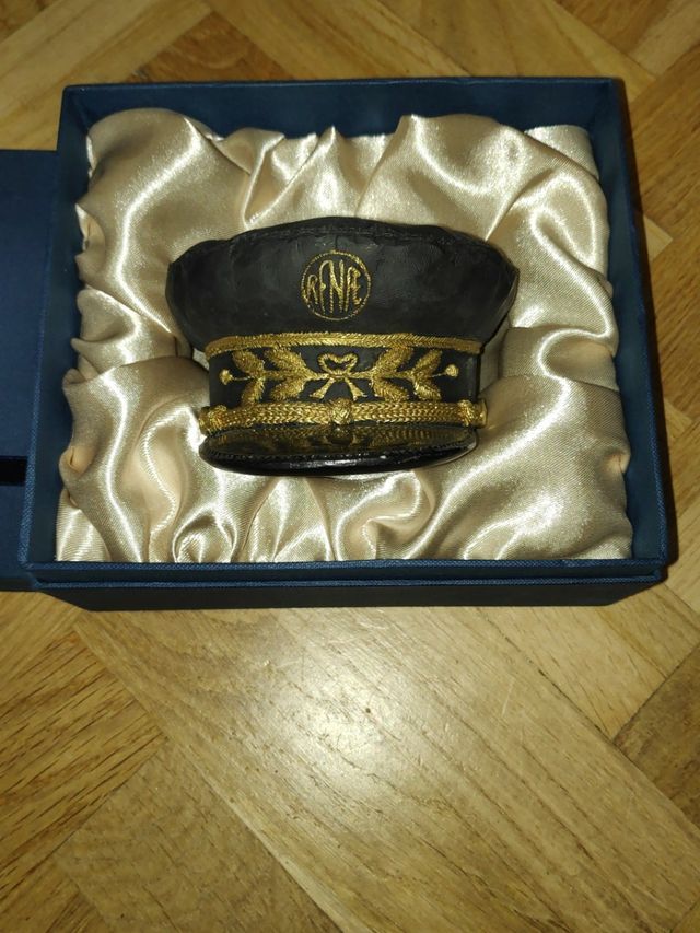 Renfe pisapapeles en forma de gorra