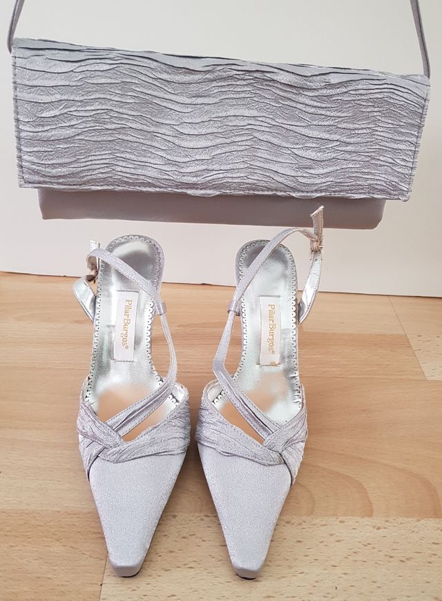 Zapato👠 y bolso👛 plata