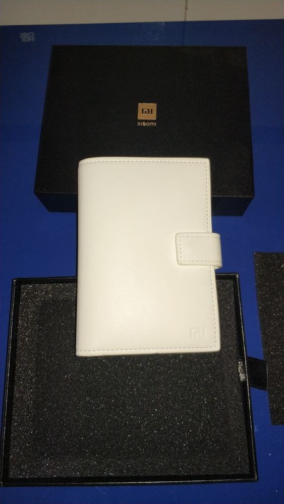 Cartera tarjetero de color blanco. Marca Xiaomi