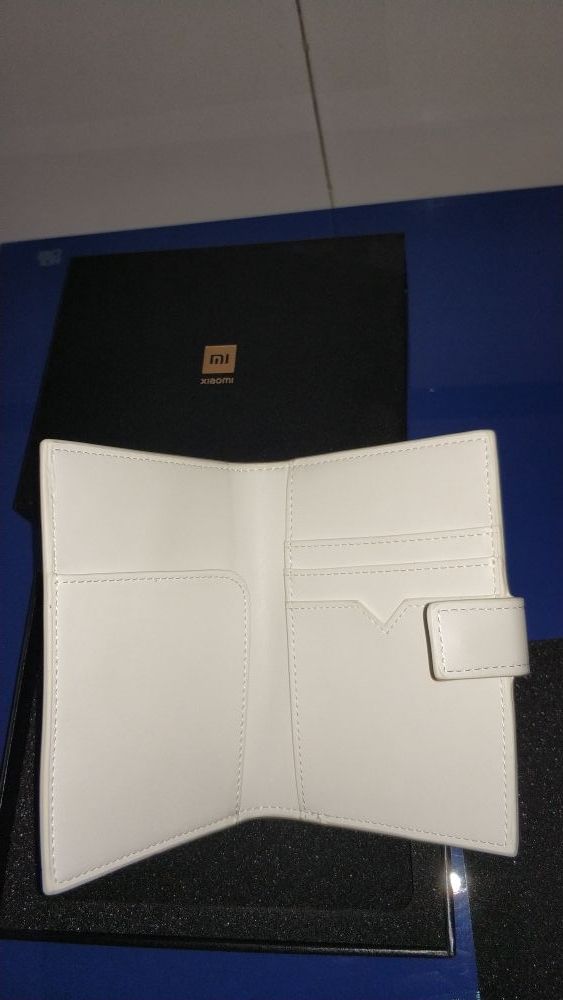 Cartera tarjetero de color blanco. Marca Xiaomi