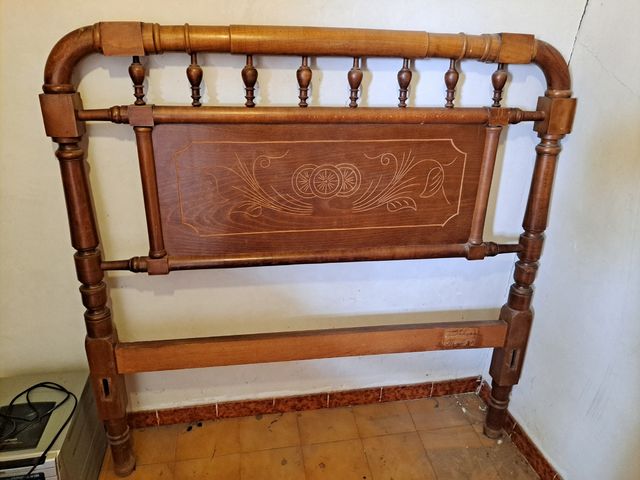 Cama antigua de nogal