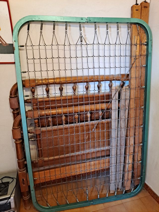 Cama antigua de nogal