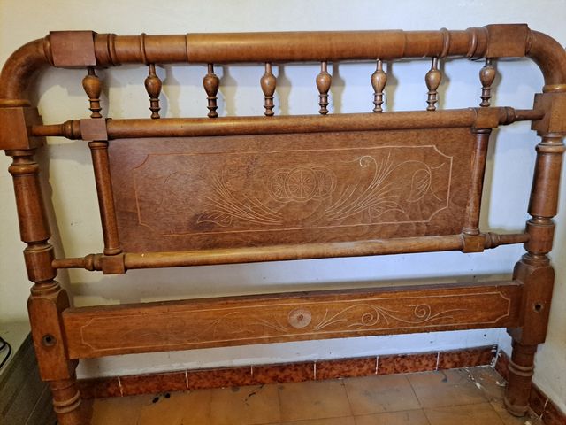 Cama antigua de nogal