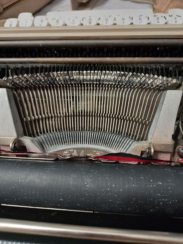 Maquina escribir OLIVETTI lettera25