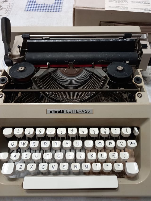 Maquina escribir OLIVETTI lettera25