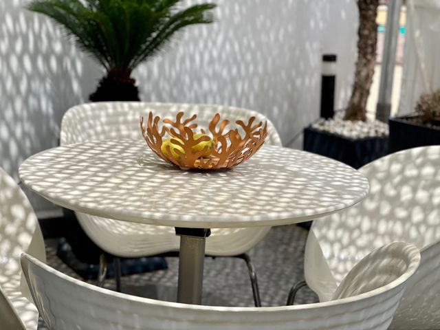 Mesa (80cm) moderna, blanca de jardín y 4 sillas de segunda mano por