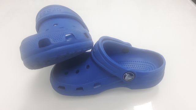 Sandalias Crocs en buen estado