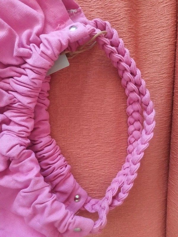 Bolso rosa con mango trenzado