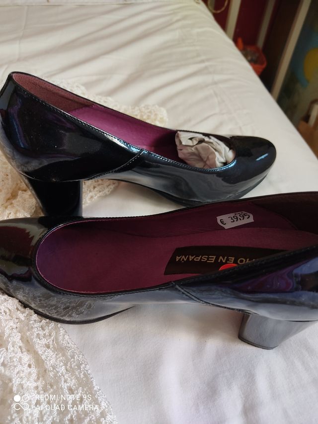Zapatos de charol con  tacón ancho