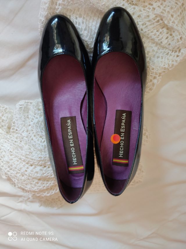 Zapatos de charol con  tacón ancho
