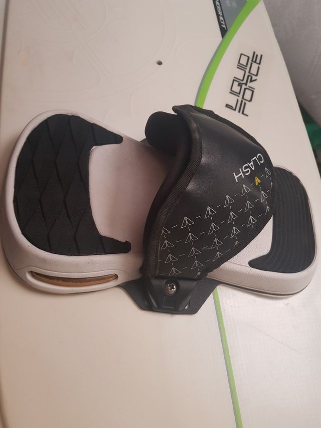 Kitesurf tabla Slingshot de segunda mano por 385 EUR en Alicante en