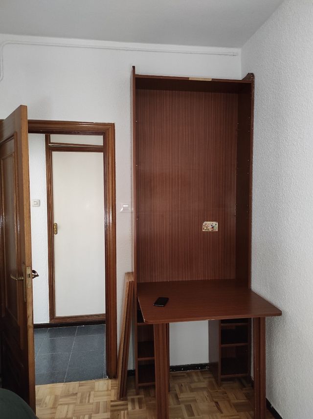 Escritorio con estanterías de segunda mano en Madrid en WALLAPOP