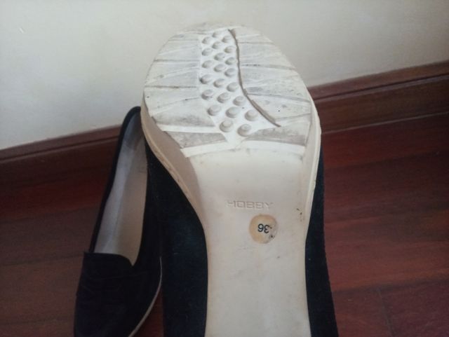 Zapato tacón negro de Hobby