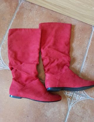 Botas de ante rojas de segunda mano por 9 EUR en Cebolla en WALLAPOP