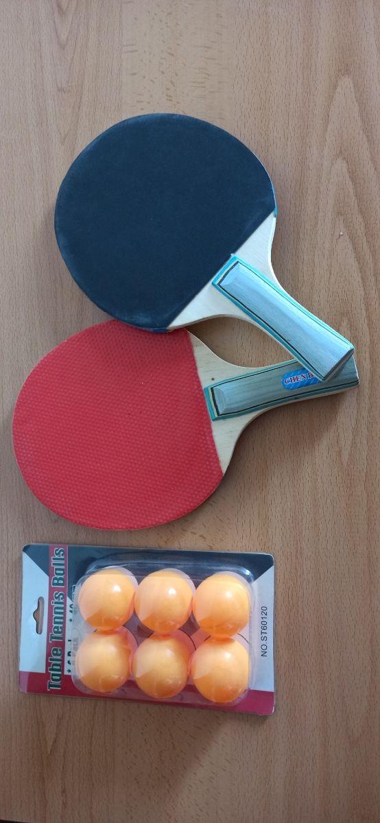 Par de raquetas y pelotas de pin pon