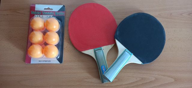 Par de raquetas y pelotas de pin pon