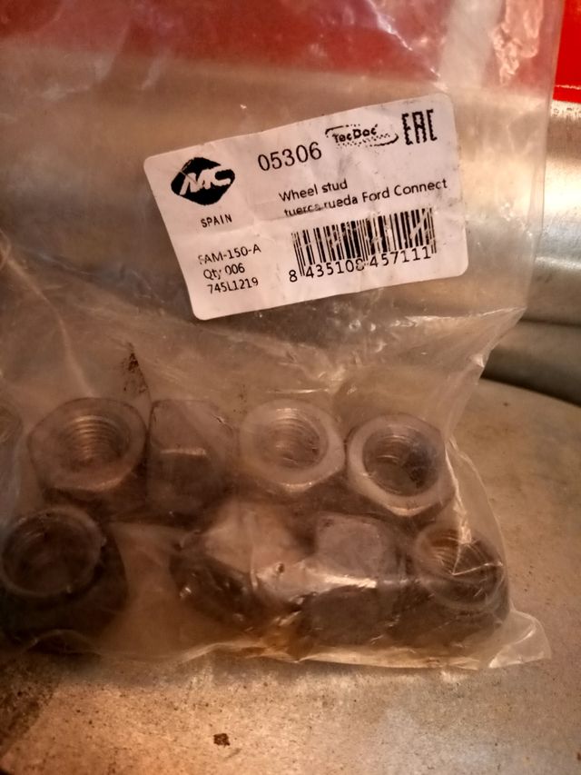 Tuercas y llave para llantas de  acero