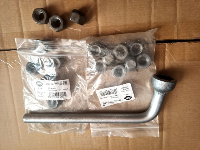 Tuercas y llave para llantas de  acero