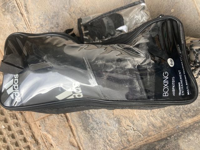 Saco boxeo y guantes adidas