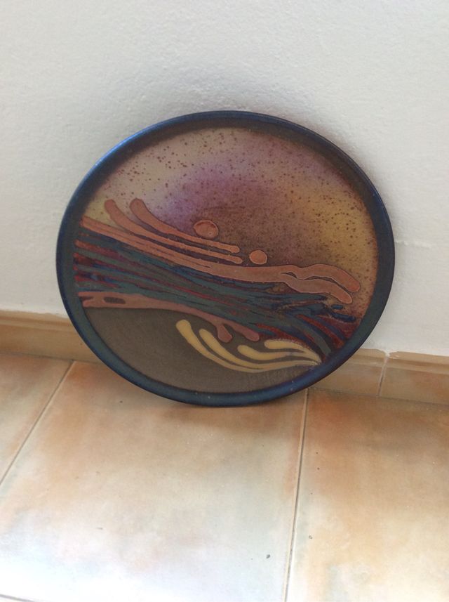 Piatto in ceramica smaltata di Joan Carrillo.