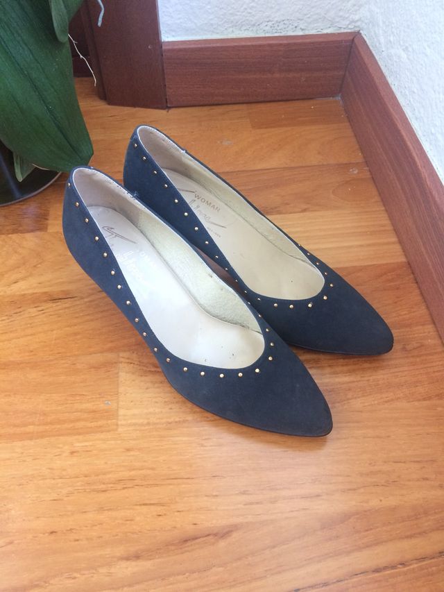 Zapato azul con tachuelas