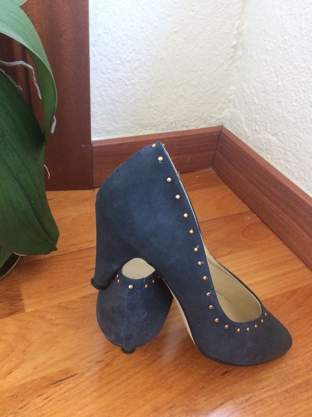 Zapato azul con tachuelas