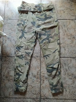 Pantalón militar Bershka talla 38 de segunda mano por 10 EUR en Santa Maria  de Palautordera en WALLAPOP