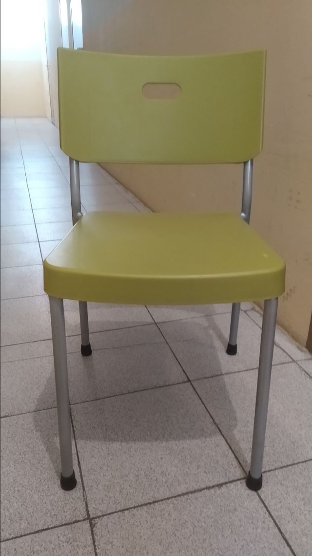 Silla de plástico Ikea.