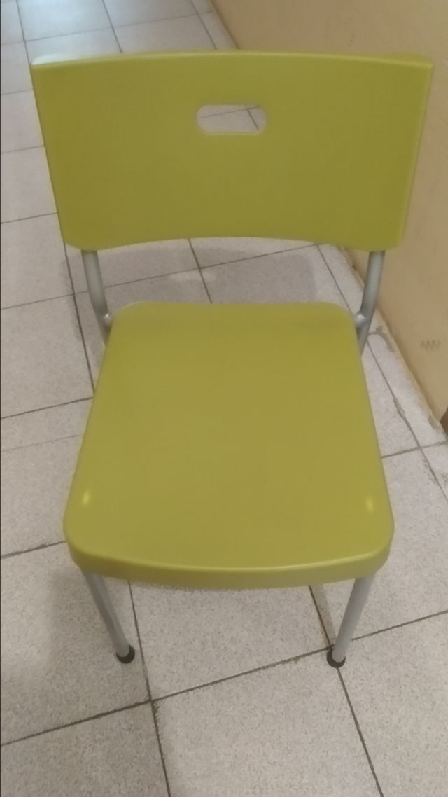 Silla de plástico Ikea.