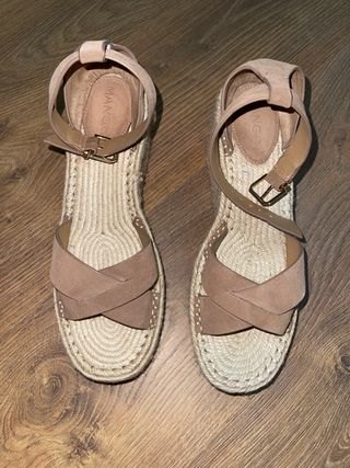Sandalia cuña de esparto MANGO de segunda mano por 25 EUR en Ripollet en  WALLAPOP