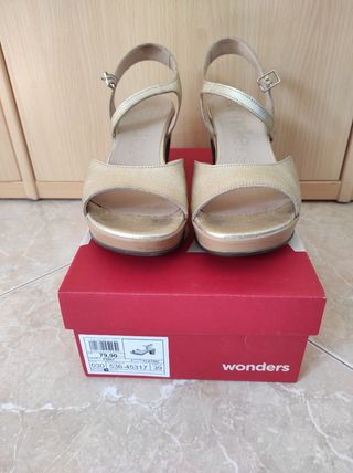 Sandalias tacón Wonders de segunda mano por 40 EUR en Málaga en WALLAPOP