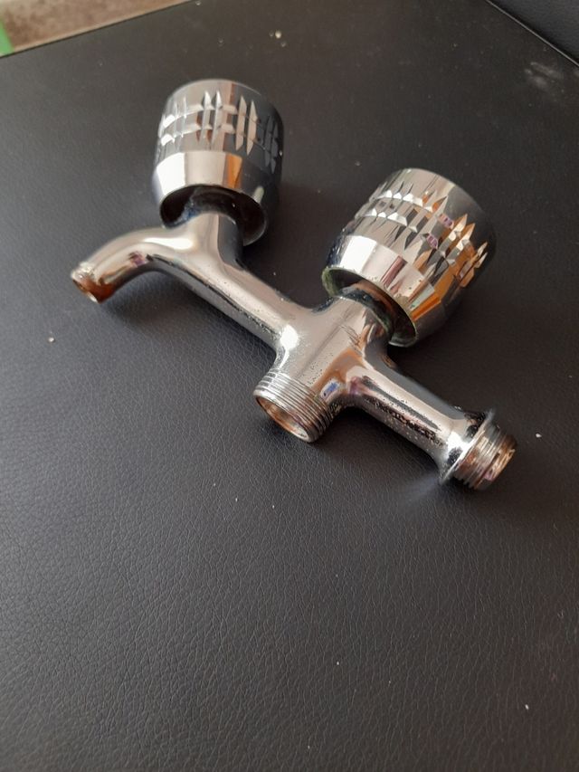 Grifo para la lavadora y lavadero junto de segunda mano por 6 € en Les