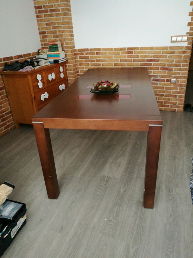 Mesa extensible de madera nogal
