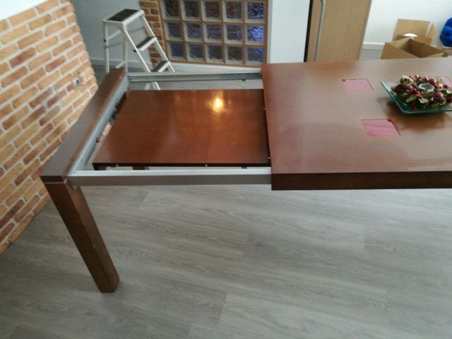 Mesa extensible de madera nogal
