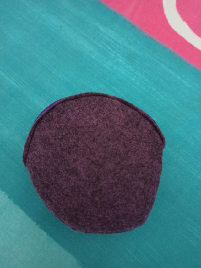 Monedero de fieltro color púrpura.