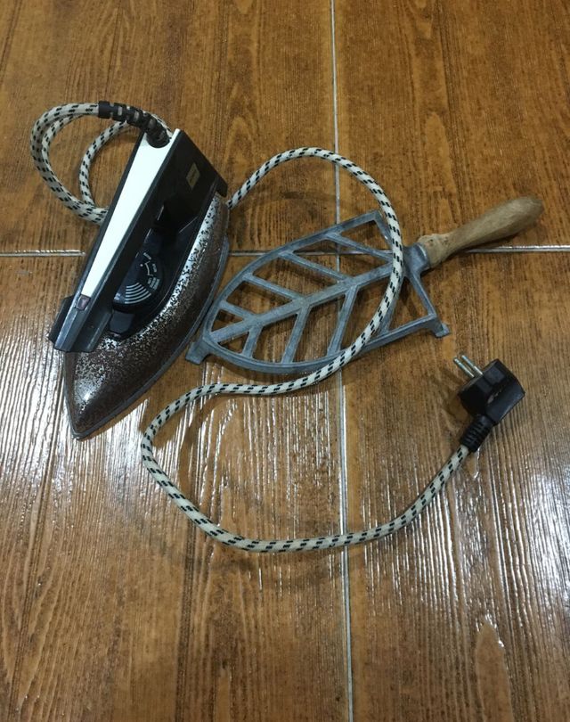 Plancha "Solac" retro con reposa plancha