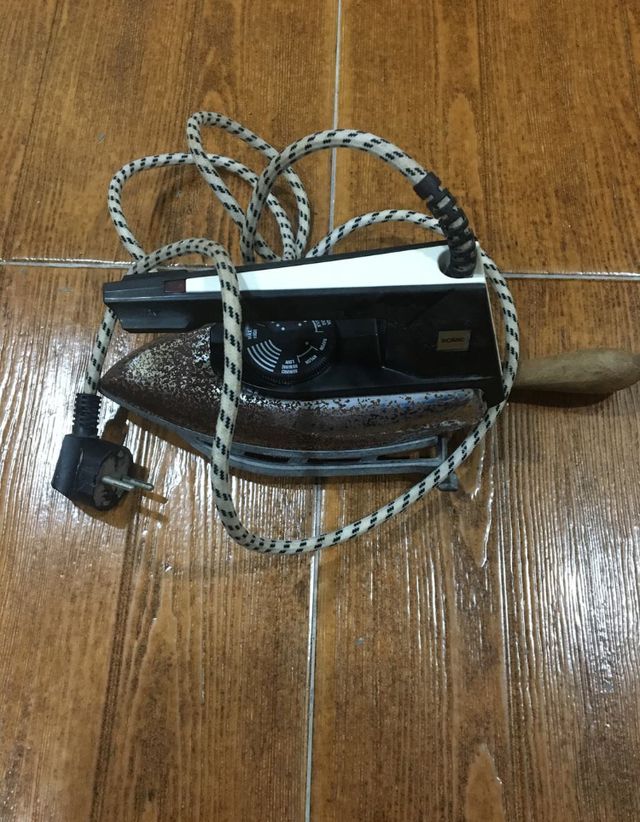 Plancha "Solac" retro con reposa plancha