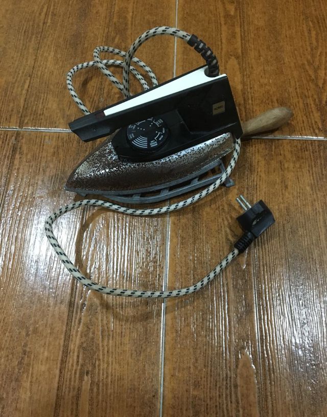 Plancha "Solac" retro con reposa plancha