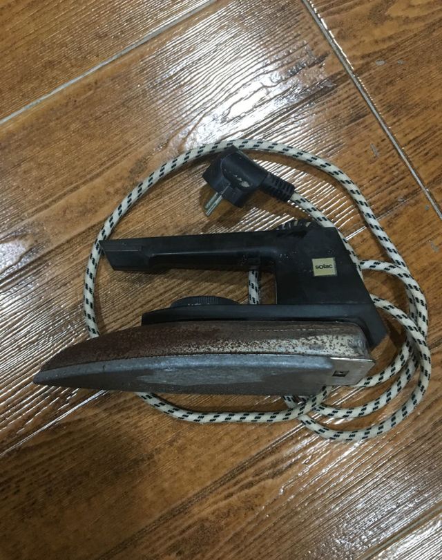 Plancha "Solac" retro con reposa plancha