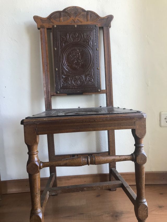 Sillas antiguas para restaurar.