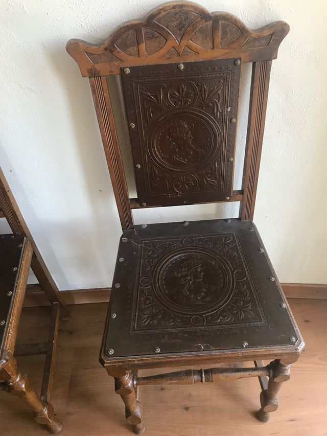 Sillas antiguas para restaurar.