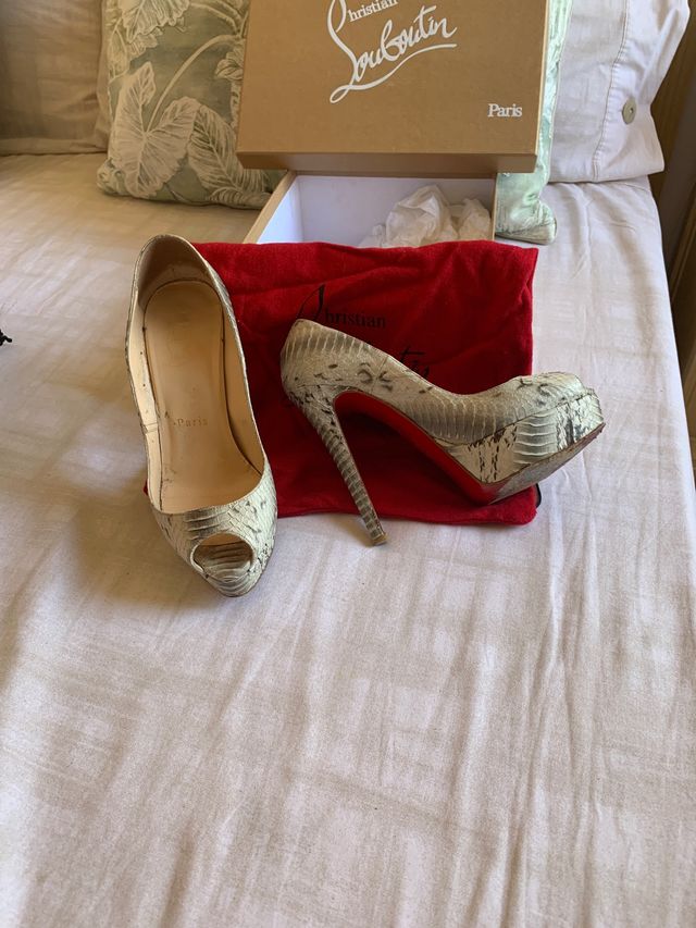 Zapato 13 cm de tacon y 3 de cuña, muy cómodos.