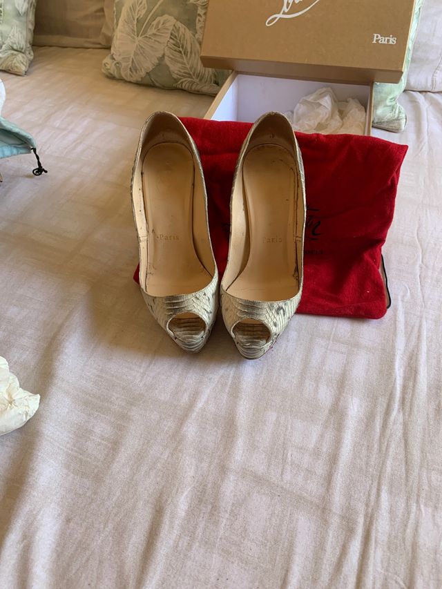 Zapato 13 cm de tacon y 3 de cuña, muy cómodos.