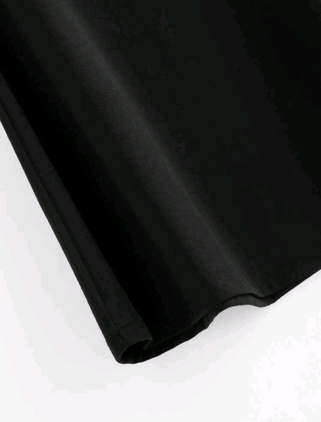 Vestido básico liso negro de manga corta enrollada