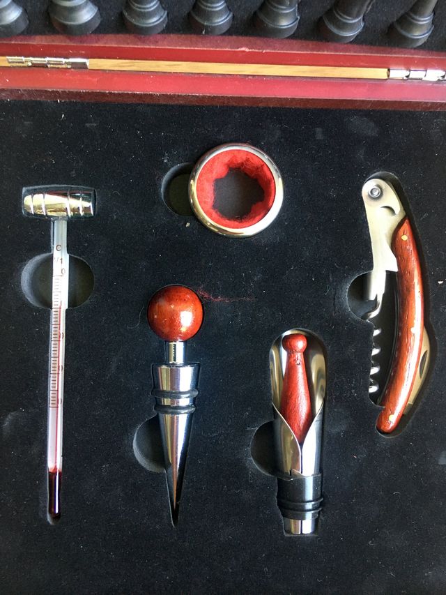 Juego de ajedrez + set vino decantación.