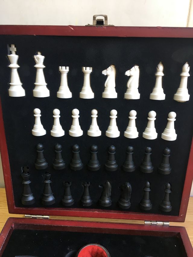 Juego de ajedrez + set vino decantación.