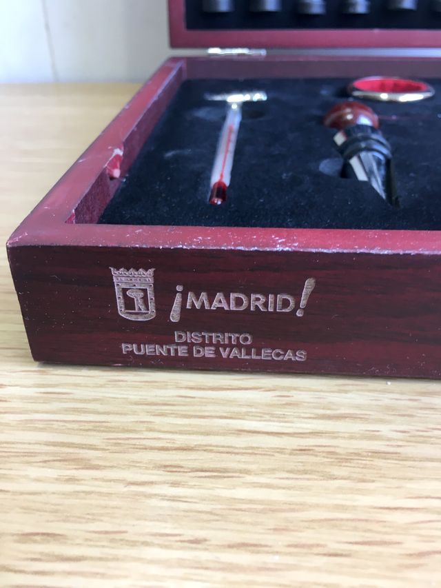 Juego de ajedrez + set vino decantación.